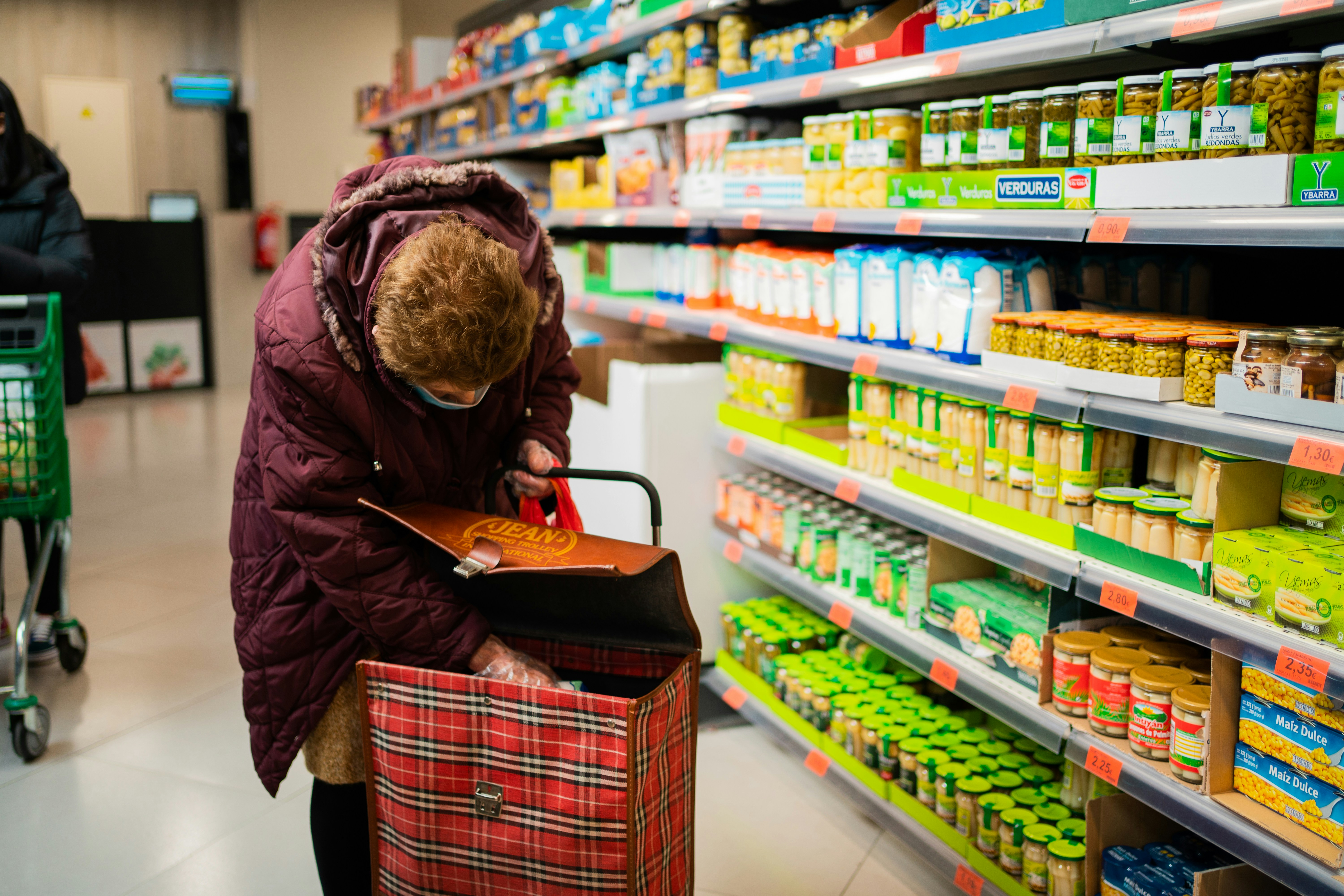 Retail Giants Turn to AI to Keep Shelves Stocked